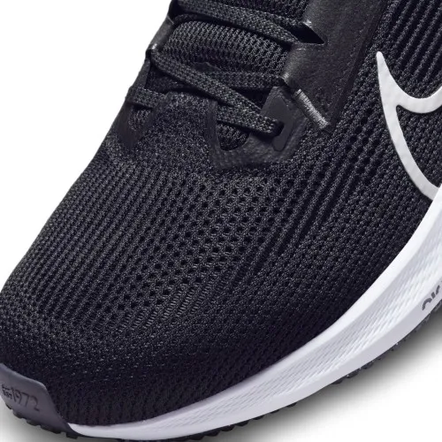 Nike Air Zoom Pegasus 40 Black / White - Iron Grey  A springy ride for any run, the Peg’s familiar, just-for-you feel returns to